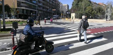 Los peatones y los motoristas son dos de los usuarios de la vía más vulnerables