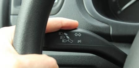 Los intermitentes se accionan mediante una palanca situada detrás del volante, en la parte izquierda 