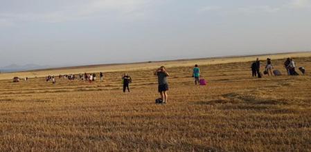 Imagen de unos viajeros apeados de un tren de Extremadura a Madrid por culpa de una incidencia en la línea.