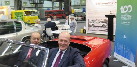 Enrique Lacalle con Joaquim Floch, propietario del Seat Corvet en el que están subidos y que estuvo expuesto en el Salón del Automóvil de 1966 en Barcelona