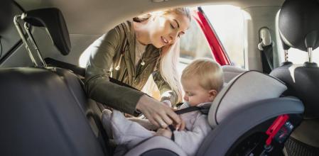 El importante que lo niños más pequeños viajen en su sistema de retención infantil en el sentido opuesto a la marcha