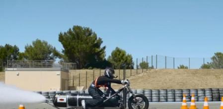 François Gissy ha batido el récord de aceleración con esta moto de tres ruedas en el circuito francés Paul Ricard