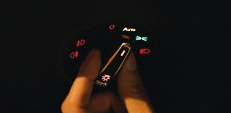 El modo Auto ofrece una conducción más confortable puesto que es el coche el que conecta las luces de cruce según las condiciones de visibilidad