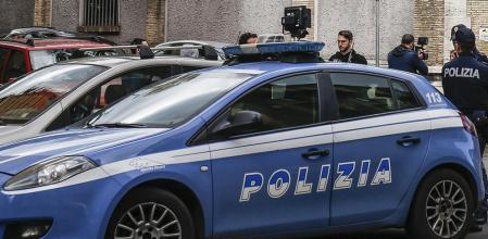 Miembros del cuerpo de la policía italiana montan guardia i