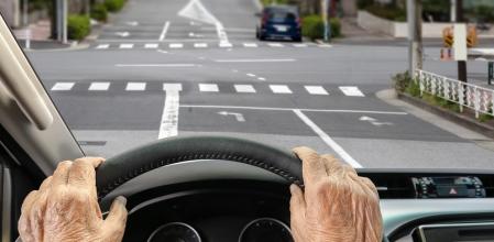 Conducir con más de 65 años es seguro siempre y cuando tomemos precauciones