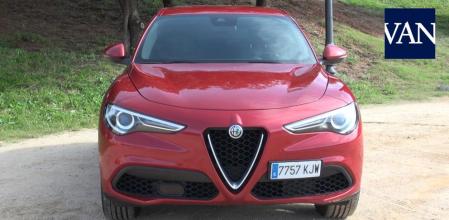 Si hace unas semanas probábamos la salvaje variante de este Alfa Romeo, el Stelvio Quadrifoglio, hoy bajamos un poco más al mundo terrenal y nos conformamos con el motor gasolina más interesante del Stelvio; el 2.0 de 280 CV con cambio automático de cocho velocidades y tracción integral Q4