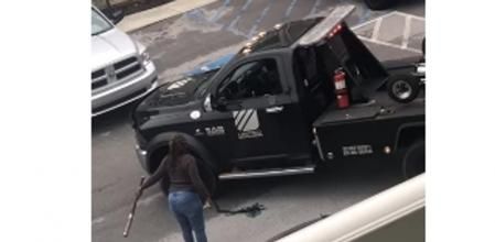 Una mujer estadounidense golpea con un bate de béisbol la grúa que se está llevando su coche