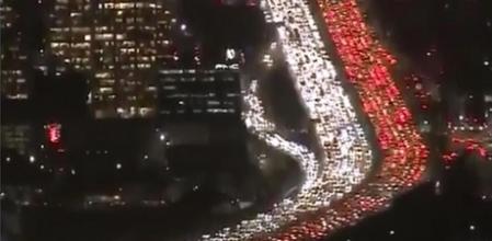 La autopista 405 de Los Angeles está colapsada por la operación salida del Día de Acción de Gracias