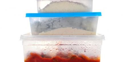 El truco viral y definitivo par limpiar el tupper de la comida sin necesidad de frotar