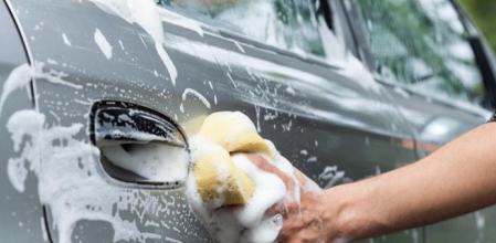 En los municipios catalanes afectados por las restricciones de agua solo está permitido lavar las lunas y los espejos con esponja