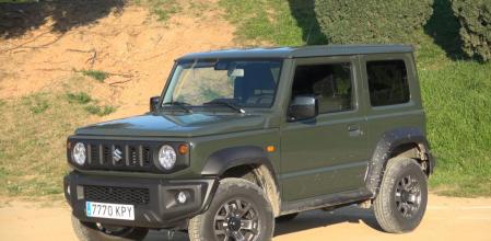 Suzuki ha renovado su mítico Jimny, pero a diferencia de otras marcas, que han apostado por la evolución de este tipo de coches hacia el de los descafeinados SUV o Crossover, este Jimny 2019 se mantiene fiel a la filosofía de todoterreno