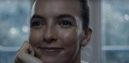 Jodie Comer no se llevó el Globo de Oro (¡ni tan siquiera estaba nominada!) pero está fantástica como Villanelle, una psicópata implacable.