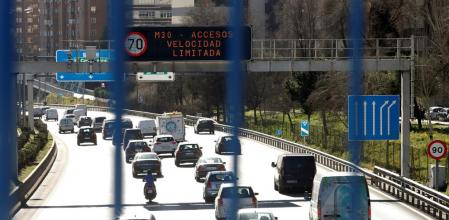 Vehículos circulando por la M-30, la carretera más transitada de España, con un volumen de tráfico de más de un millón de ejemplares diarios&nbsp;
