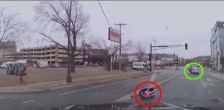 La niña, en su SRI, quedó en el asfalto (círculo rojo), mientras su madre siguió la marcha sin percatarse (círculo verde)