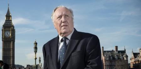 Frederick Forsyth, fotografiado en 2016 frente al Parlamento británico, se declara euroescéptico: cree que la UE se dirige a un superestado donde el poder principal no será democráticamente elegido 