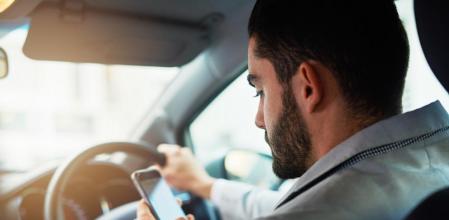 Las distracciones al volante pueden llegar a ser muy peligrosas, causando colisiones con otros vehículos o desviamientos de la vía