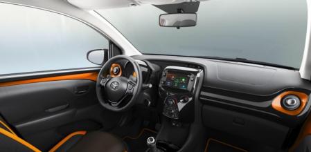 Así es el acabado interior del X-Cite que tiñe el habitáculo de negro y naranja