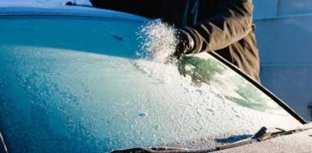 Si nuestro coche está aparcado en la intemperie probablemente se forme una capa de hielo que cubre el parabrisas y que condicione nuestra visibilidad a la hora de conducir