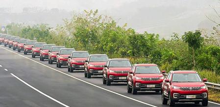 La caravana rodó a 30 km/h durante nueve minutos y siete segundos y completó una vuelta a los 3,2 kilómetros de la pista de pruebas de la marca Changan en Dianjiang.