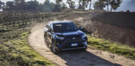 El RAV4 AWD-i, con contracción total, tiene un comportamiento muy bueno sobre tierra