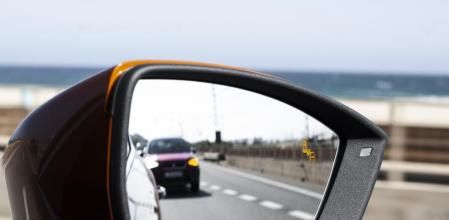 Antes de iniciar un trayecto es importante comprobar los espejos retrovisores para tener un buen control visual de nuestro alrededor