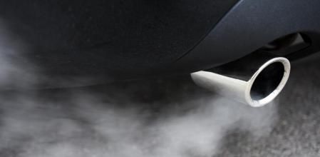 Humo expulsado por el tubo de escape de un coche