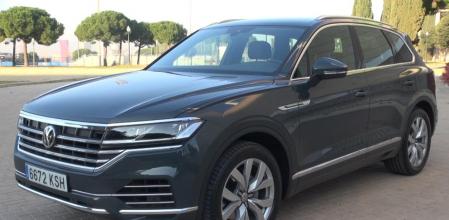 Hoy probamos la versión más equilibrada de la gama Volkswagen Touareg, concretamente el acabado Premium con motor 3.0 TDI V6 de 231 CV, un modelo con una buena