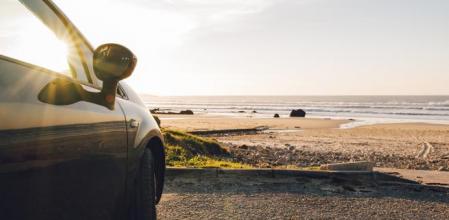 El salitre es un agente corrosivo que puede dañar la pintura del coche si no tenemos la precaución de retirarla a diario&nbsp;