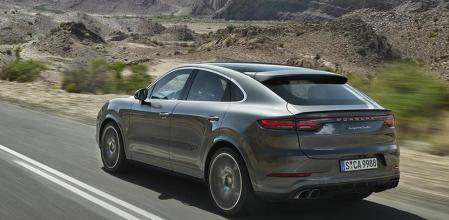 El Cayenne Coupé tiene el techo más bajo, con una pronunciada caída en la parte trasera