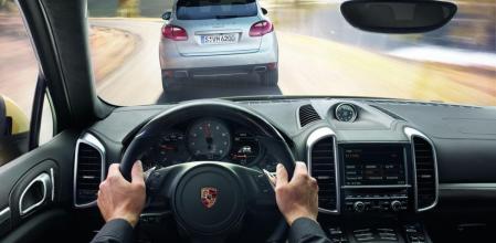 La posición correcta de las manos en el volante es la de las “tres menos cuarto” de las agujas de un reloj