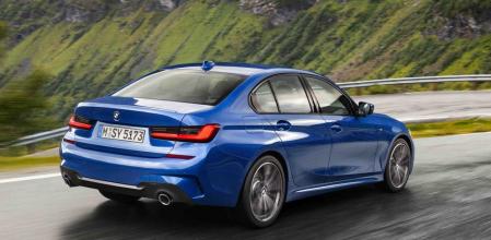 Las líneas horizontales y los pilotos traseros, alargados y oscurecidos, confieren a la zaga una poderosa y elegante estampa