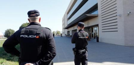 La Policía Nacional vigila las puertas de la Audiencia de Castellón en una imagen de archivo.&nbsp;