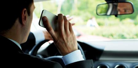Manejar el móvil al volante lleva a parejada una multa de 200 euros y la retirada de 3 puntos del carnet