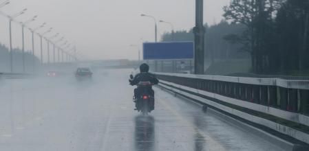La lluvia puede dificultar la circulación en motocicleta