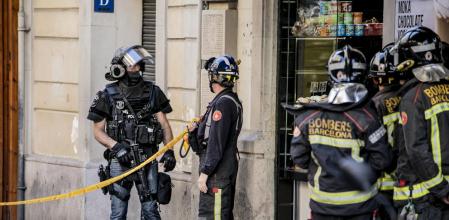 Ante la creciente preocupación de su círculo, los bomberos utilizaron la autoescalera para entrar en el piso a través de una ventana.