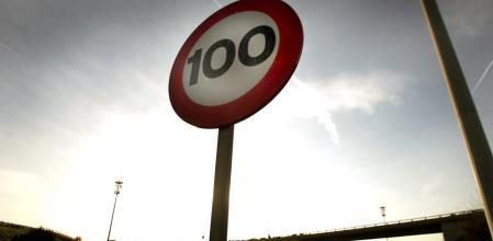 Una señal de limitación a 100 kilómetros por hora, en un tramo de la C-32 entre El Prat y Sant Boi
