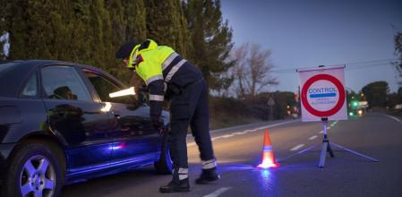 Conducir con exceso de alcohol conlleva la pérdida de entre 4 y 6 puntos