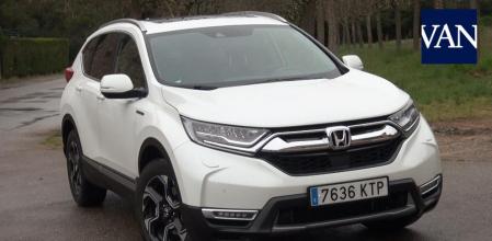 Hace poco probamos el nuevo Honda CRV en su versión gasolina convencional, pero hoy le toca el turno a la variante híbrida, un modelo que aúna todas las cualidades del
