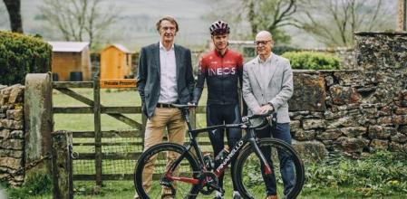 El billonario Jim Ratcliffe, dueño del equipo INEOS de ciclismo -en la foto junto a Chris Froome- quiere comprar ahora el Manchester United 