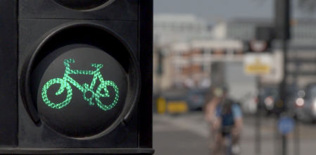 Cada vez hay más personas que se desplazan en bicicleta por la ciudad