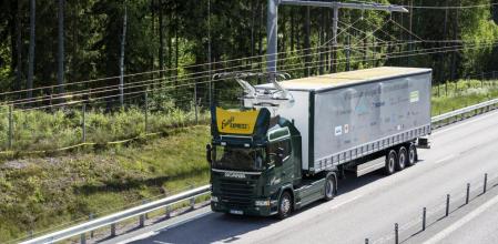 Alemania ha puesto en funcionamiento la primera red de camiones híbridos que son propulsados por un carril eléctrico para reducir las emisiones de dióxido de carbono