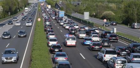 Es obligatorio abrir un corredor para que pueda circular un vehículo de emergencias prioritario