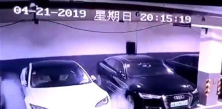 Imagen del Tesla Model S humeando antes de incendiarse en el aparcamiento del un edifico residencial en China