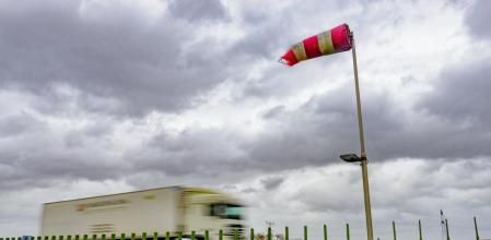Hay que extremar la precaución en la carretera cuando se conduce cuando hace mucho viento