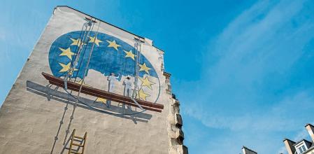 Grafiti europeísta en París en medio de la ola de auge ultra en Europa. 