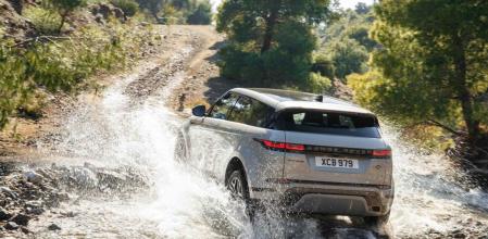 La altura libre al suelo es de 21 cm, bastante generosa y muy útil para su utilización off-road