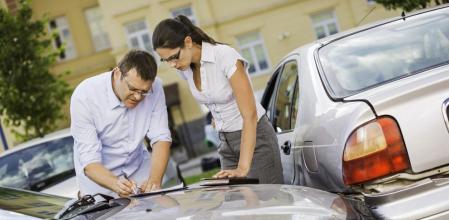 La Declaración Amistosa de Accidentes (DAA) es una fórmula muy habitual por la que los conductores implicados en un accidente de coche deciden comunicar lo sucedido a sus compañías de seguros