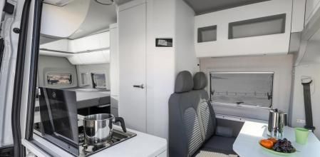 La zona delantera cuenta con una cocina y una mesa para cuatro personas (los asientos del conductor y copiloto son giratorios)