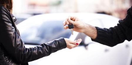 Además de en los descuentos, conviene fijarse en las tablas de financiación y comprender variables como el TIN y el TAE.