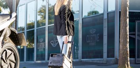 La batería de la moto eléctrica de Silence es extraíble y se puede transportar fácilmente